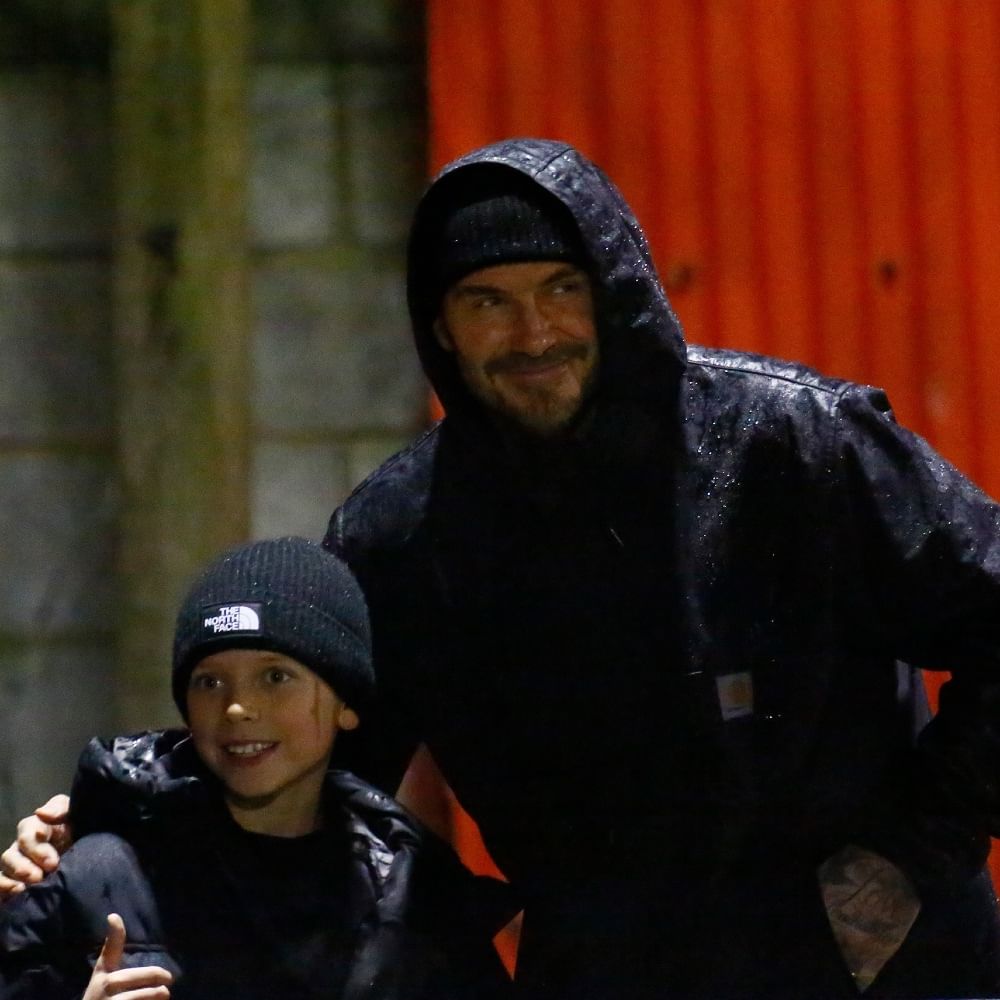 এর পরই যত বিপত্তি। ডেভিড বেকহ্যামকে ঘিরে ধরেন একঝাঁক দর্শক। হুড়োহুড়ি পড়ে যায় তাঁর সঙ্গে সেলফি নেওয়ার জন্য। শুরুর দিকে হাসিমুখে পোজও দেন ডেভিড।  (ছবি-টুইটার)