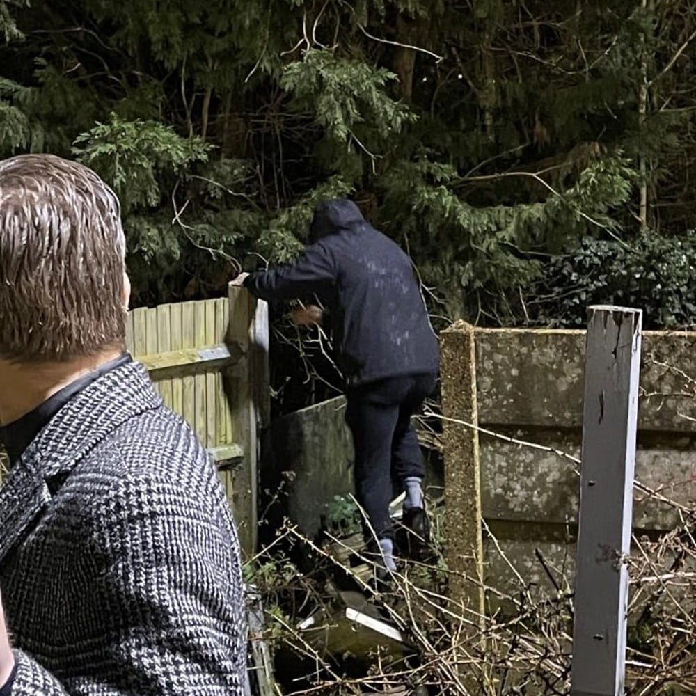 ভিড় বাড়তে থাকায় এর পর বাধ্য হয়ে স্টেডিয়াম থেকে পালাতে হয় ডেভিড বেকহ্যামকে। ঝোপঝাড়ের পাশ দিয়ে কাঠের বেড়া টপকে স্টেডিয়াম থেকে বেরিয়ে যান বেকহ্যাম।  (ছবি-টুইটার)