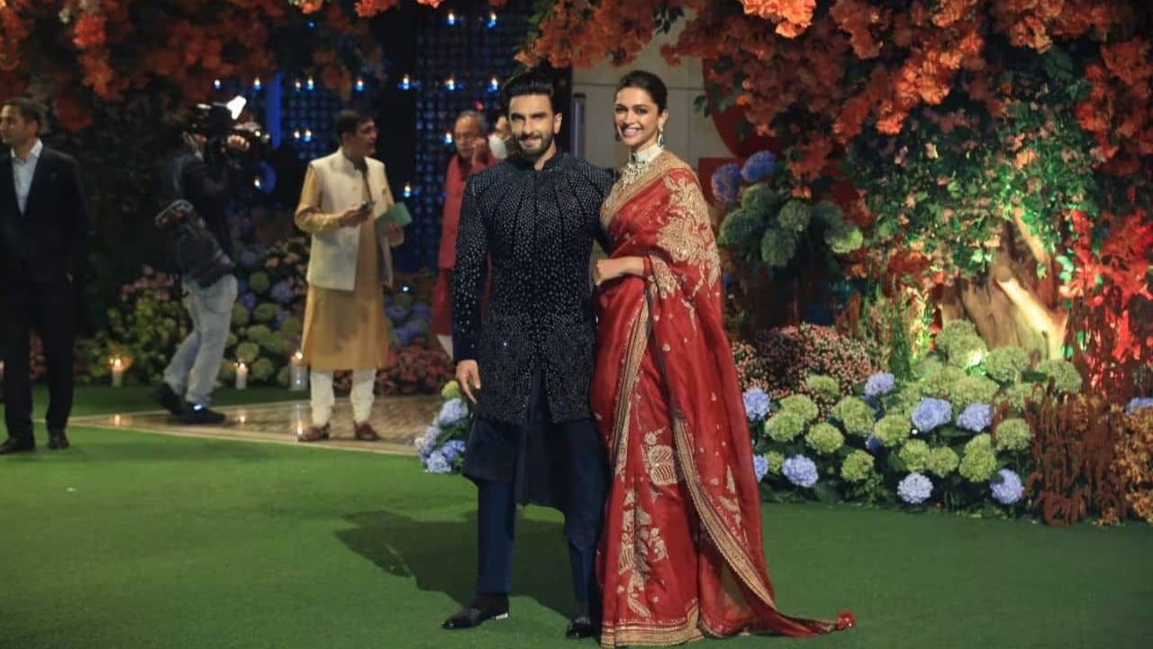 Deepika Padukone: অনন্ত অম্বানীর এনগেজমেন্টে বেশরম রঙ ছড়ালেন দীপিকা! সিন্দুরি লাল শাড়ির দাম কত জানেন?