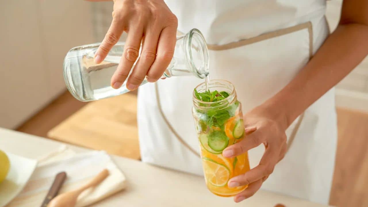 ​Detox water recipes: শরীরকে ডিটক্স করতে বাড়িতেই বানিয়ে ফেলুন এই তিন পানীয়
