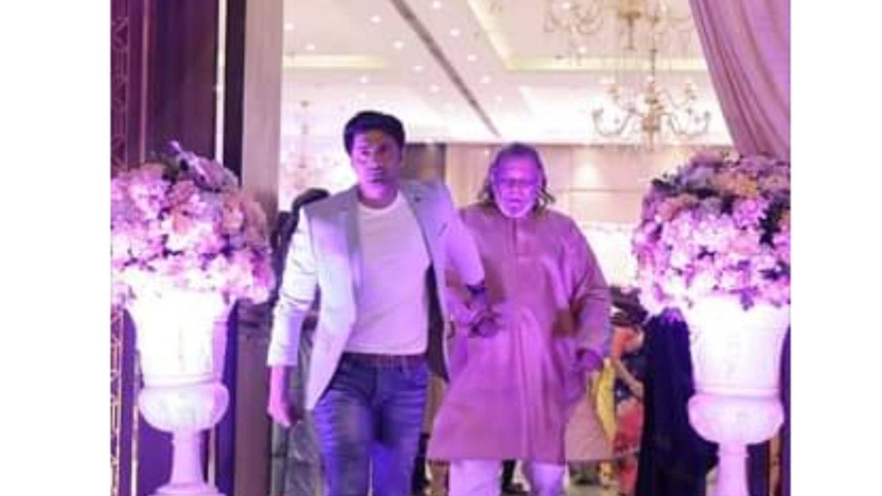 Dev: মিঠুনকে হাত ধরে বার করে আনলেন দেব, নতুন ছবি ঘিরে বিতর্ক