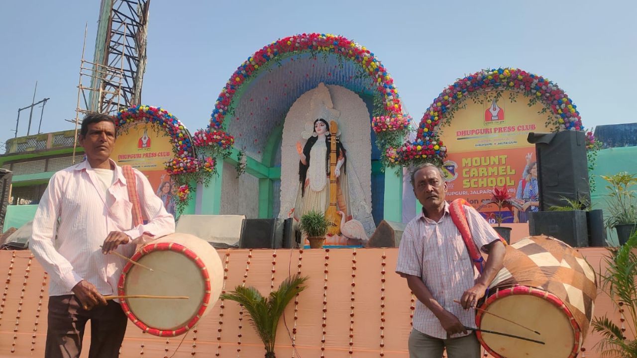 Saraswati puja: ২১ ফুটের সরস্বতী পুজো করে তাক লাগাল ধূপগুড়ি