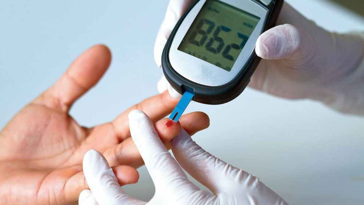 Diabetes Symptoms: ডায়াবেটিসে আক্রান্ত? দৃষ্টিশক্তি অবধি হারাতে হতে পারে