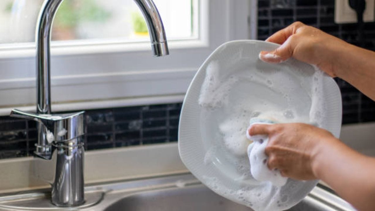  শীতে পরিষ্কার পরিচ্ছন্ন থাকা সবচাইতে বেশি জরুরি। আর তাই রোজ স্নান করতে হবে। কাচা জামাকাপড় পড়তে হবে। শীতে ক্রিম বেশি ব্যবহার করা হয় তাই আগে স্নান করে সেই ক্রিম তুলে ফেলতে হবে। 