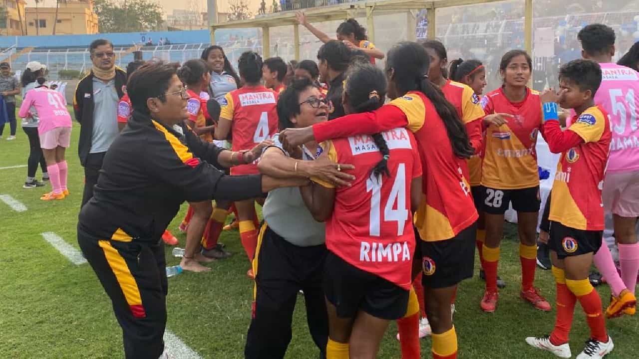 East Bengal: মেসিভক্তের গোল! ছেলেদের মান বাঁচালেন ইস্টবেঙ্গলের মেয়েরা East Bengal: মেসিভক্তের গোল! ছেলেদের মান বাঁচালেন ইস্টবেঙ্গলের মেয়েরা