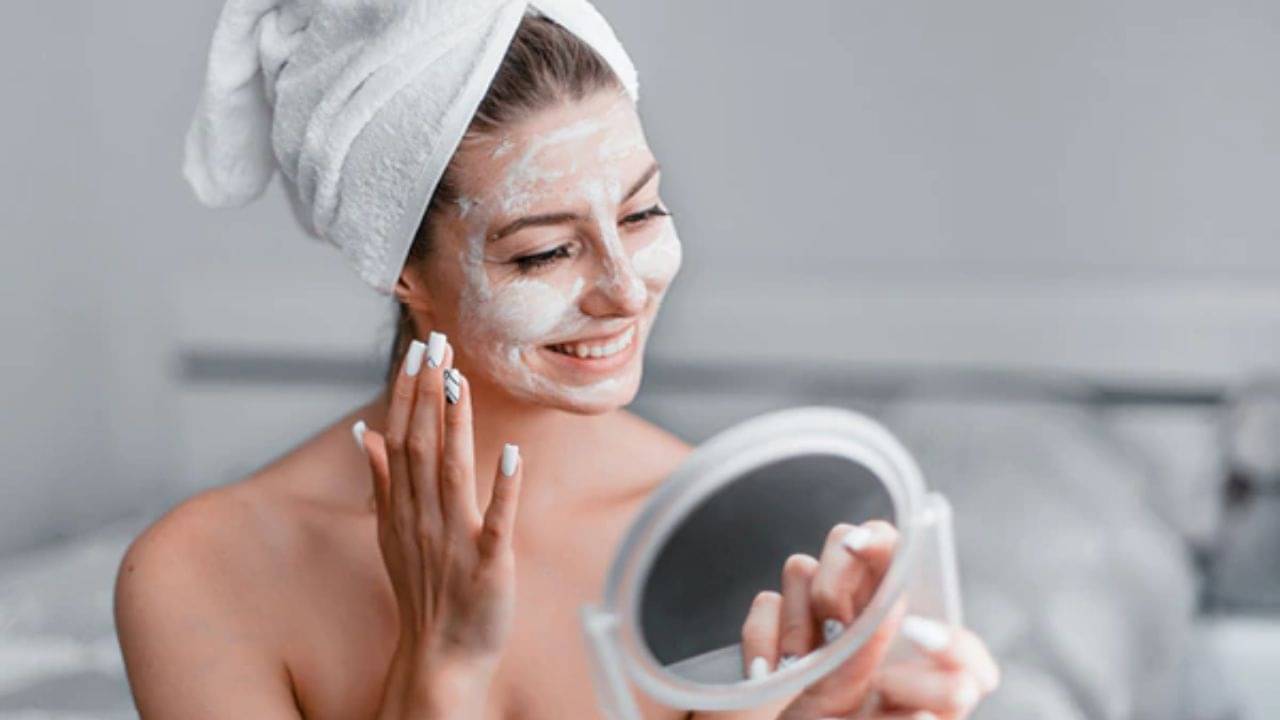 Facial at home: পার্লারে যাওয়ার সময় নেই? বাড়িতেই ঘরোয়া উপায়ে ফেসিয়াল করে ত্বকের জেল্লা বাড়িয়ে নিন