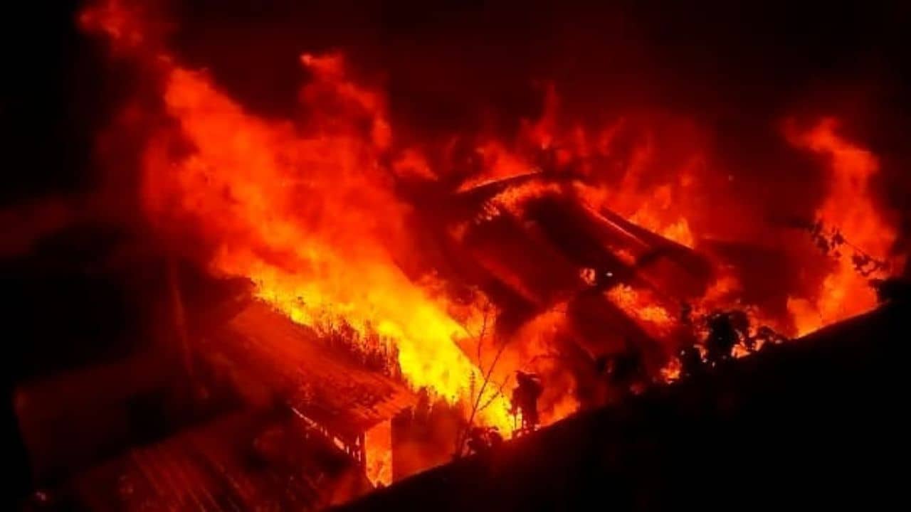 Banarhat Fire: মধ্যরাতে বাড়ি থেকে বের হচ্ছিল পোড়া গন্ধ, ঘুম ভাঙতেই পুড়ে ছাই একাধিক বাড়ি-দোকান