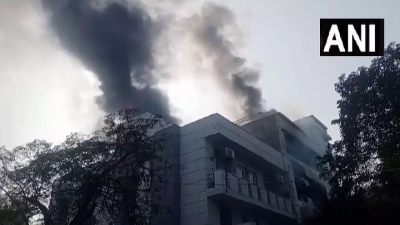 Fire in Delhi: রাজধানীতে কারখানায় ভয়াবহ আগুন, ঘটনাস্থলে দমকলের ১৬টি ইঞ্জিন