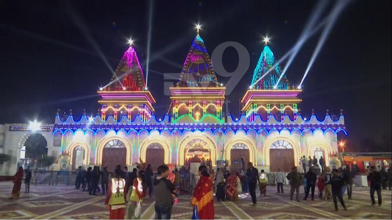 গঙ্গাসাগরের মেলার জন্য এবার PHE-র তরফে রঙিন আলো দিয়ে সাজানো হয়েছে কপিল মুনির আশ্রম। এখনও পর্যন্ত যা খবর, তাতে আগামিকাল কপিল মুনির আশ্রমে যাবেন মুখ্যমন্ত্রী। সেখানে পুজো দেবেন তিনি। ভারত সেবাশ্রম সংঘ ও গঙ্গাসাগর মেলা চত্বরও পরিদর্শন করার কথা রয়েছে তাঁর।