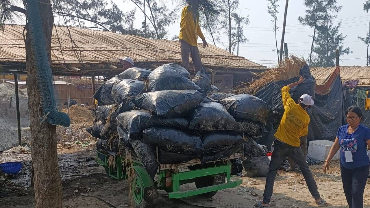 কলকাতা থেকে সাগর আসার রাস্তায় তৈরি করা হয়েছে বাফার জোন। সেখানে থাকছে জল ও বিশ্রামের ব্যবস্থা। মেলা প্রাঙ্গন পরিস্কার রাখার জন্য প্রশাসনের তরফে নেওয়া হয়েছে নানা ব্যবস্থা। মেলার আবর্জনা থেকে তৈরি হচ্ছে জৈব সার। এই কাজের ৭ টি কঠিন বর্জ্য পদার্থ ইউনিট তৈরি হয়েছে। কাজ করছেন ৪৯৮০ জন সাফাই বন্ধু।