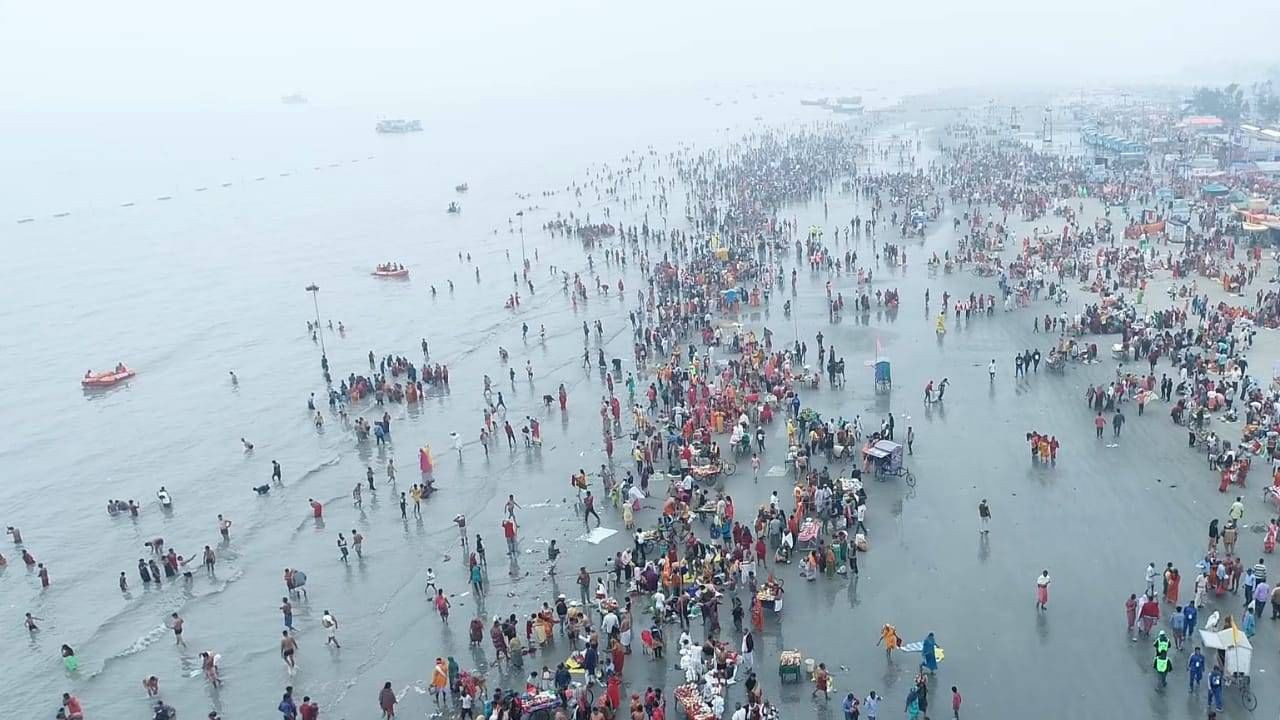 সূত্রের খবর, এবারে গঙ্গাসাগর মেলার বাজেট প্রায় ১৫০ কোটি টাকা। শনিবার দুপুর ৩টে পর্যন্ত মেলা প্রাঙ্গনে ভিড় জমিয়েছেন প্রায় ৩৯ লক্ষ পুণ্যার্থী। একইশঙ্গে সাগরে আগত পুণ্যার্থীদের জন্য থাকছে বিশেষ আকর্ষণ। 