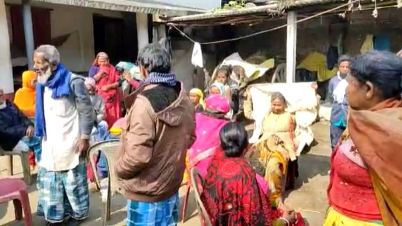 Islampur Gas Cylinder Blast: রান্নার সময়ে অঘটন, শরীর থেকে ছেড়ে এল চামড়া, চার ছেলেমেয়েকে নিয়ে ঝলসে গেলেন বাবা-মা