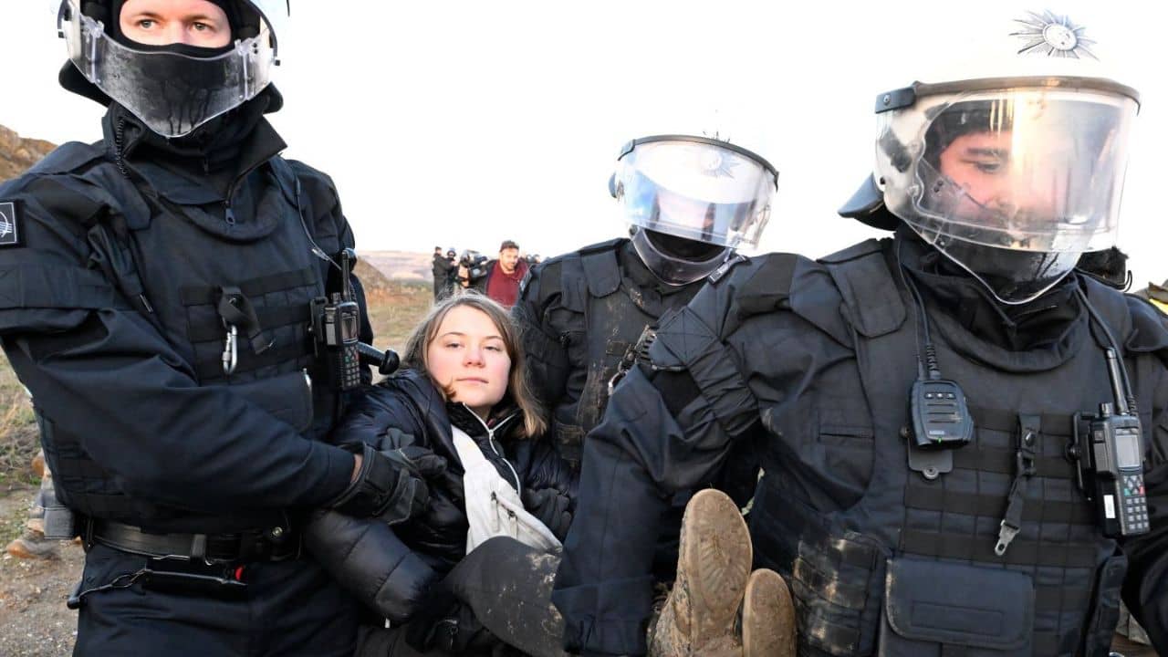 Greta Thunberg: কয়লাখনি সম্প্রসারণে ধ্বংস করে ফেলা হচ্ছে আস্ত গ্রাম! আন্দোলন করতে গিয়ে আটক গ্রেটা থুনবার্গ