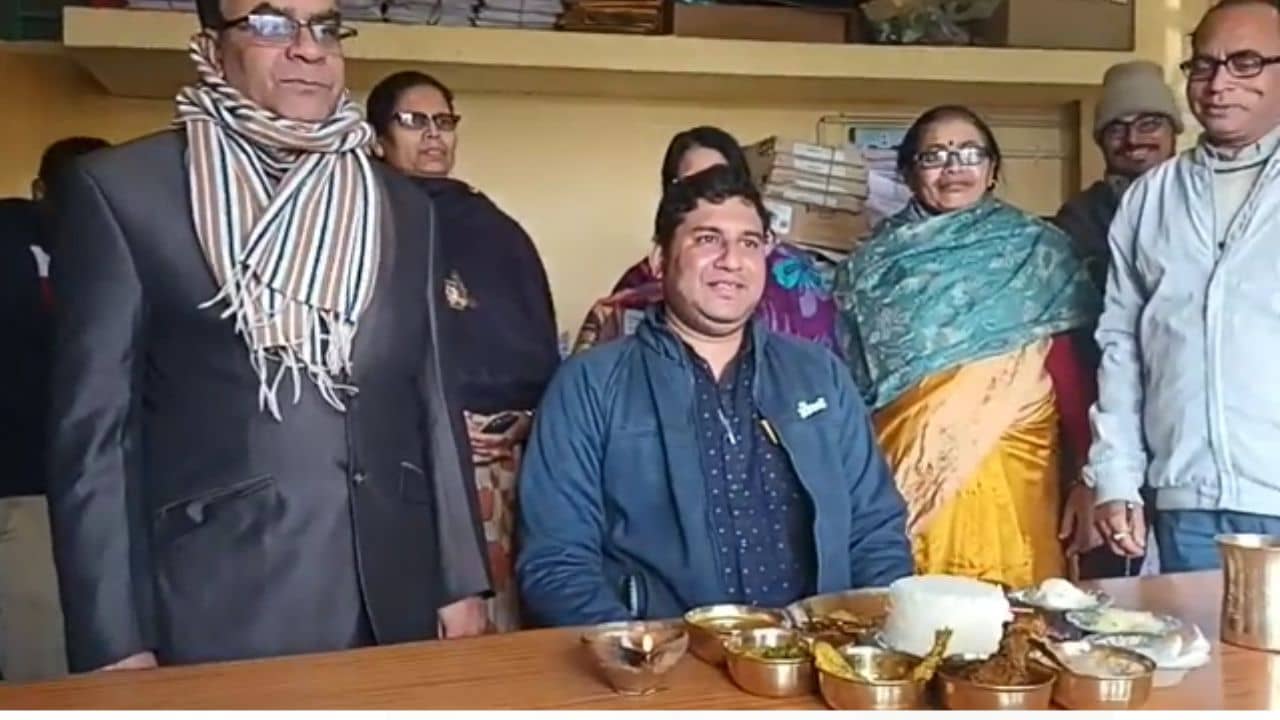 Tarakeswar College: এ কেমন কলেজ! সামনে পঞ্চব্যঞ্জনের থালা, বাজছে শাঁখও! স্টাফরুমেই তৃণমূল নেতার ছেলের আইবুড়ো ভাত