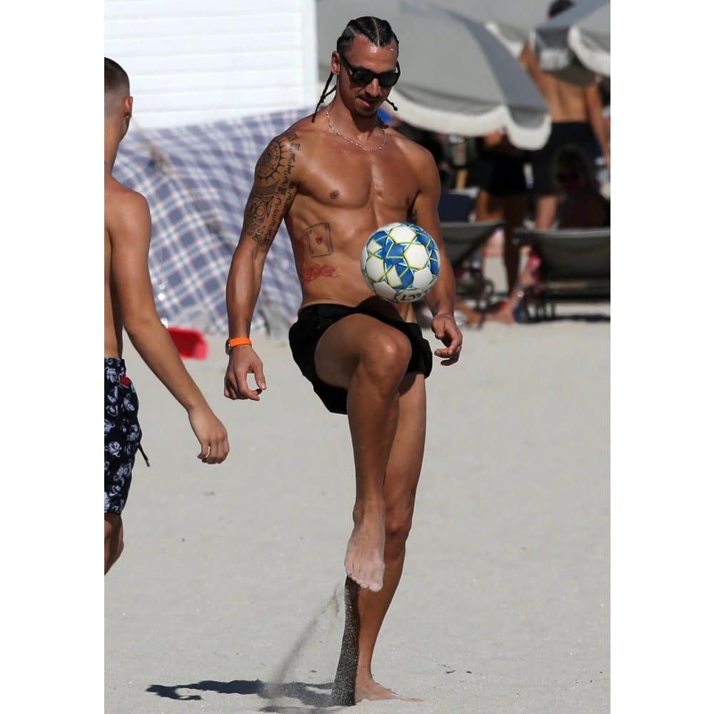 ৬ ফুট ৫ ইঞ্চির উচ্চতা পেশীবহুল শরীর। চূড়ান্ত ফিটনেসে তাক লাগাচ্ছেন এসি মিলান তারকা জ্লাতান ইব্রাহিমোভিচ। সমুদ্র সৈকতে তাঁর পরণে ছিল শুধু কালো শর্টস ও চশমা। তাতেই কাত অনুরাগীরা।(ছবি:টুইটার) 