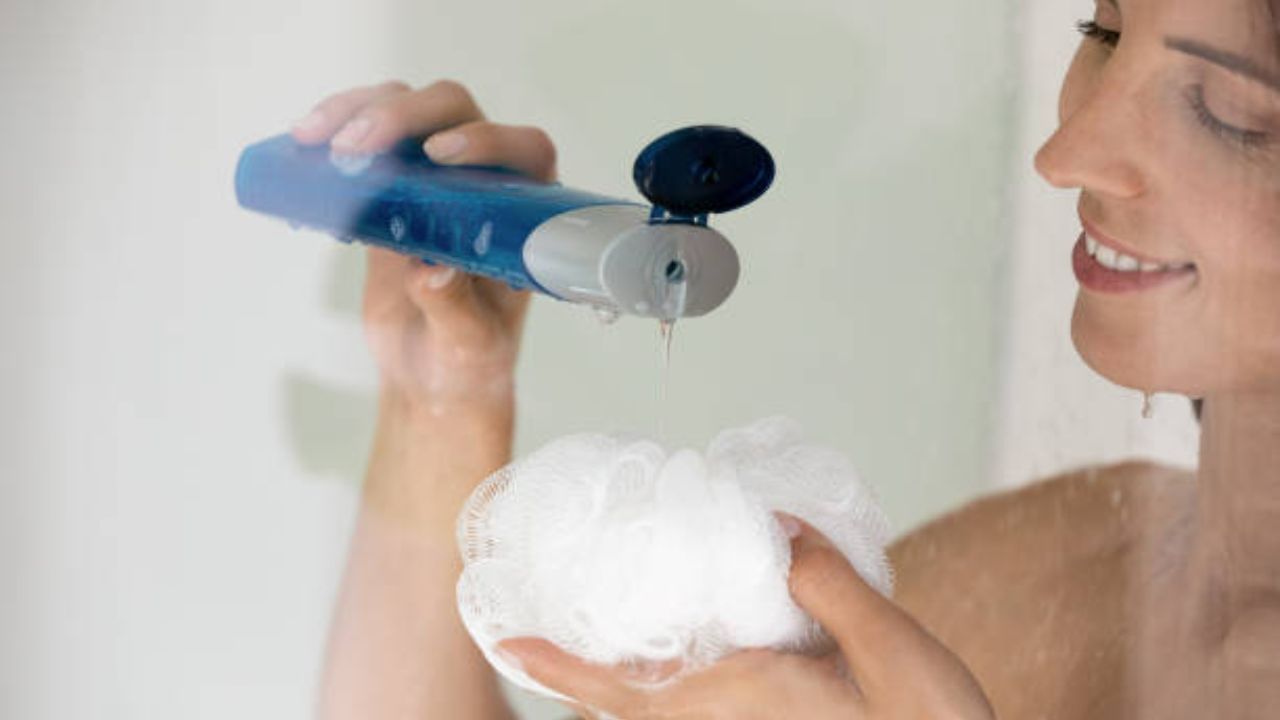 Shower Gel vs Body Wash: দুটোই ত্বক পরিষ্কার করে, তবু আলাদা শাওয়ার জেল ও বডি ওয়াশ, তফাৎ কোথায়?