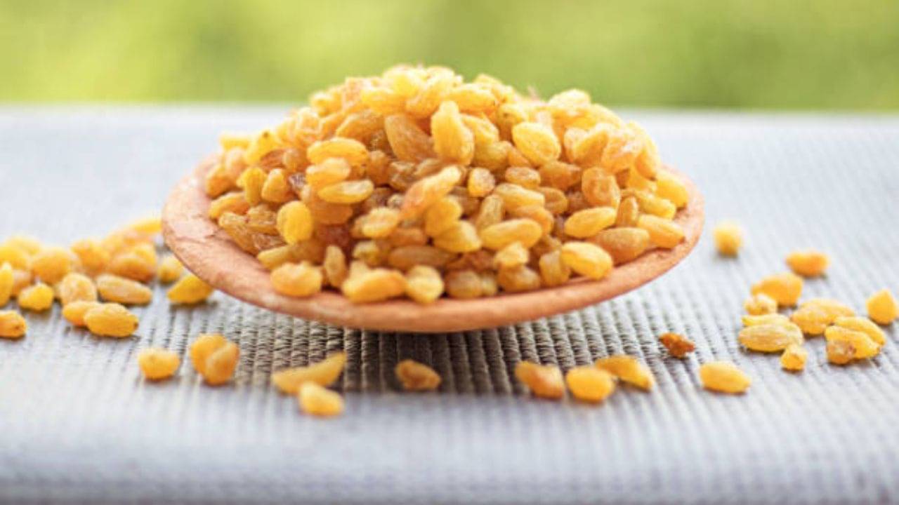 Weight Loss Diet: মুঠো মুঠো কিশমিশ খেলেই কাজ হবে না, ওজন কমাতে মানুন এই নিয়ম