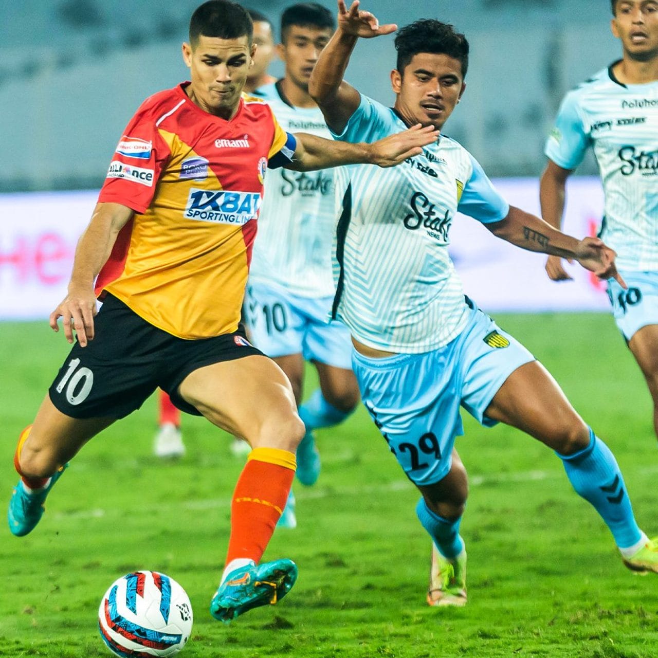 সমসংখ্যক গোল থাকলেও তালিকায় দ্বিতীয় স্থানে ইস্টবেঙ্গলের ব্রাজিলিয়ান স্ট্রাইকার ক্লেটন সিলভা। তাঁরও গোলসংখ্যা ৯। পার্থক্য গড়ে দিয়েছে অ্যাসিস্টও। দিয়াজের ৬টি অ্যাসিস্ট রয়েছে। দিয়াজের দল মুম্বই পয়েন্ট তালিকায় শীর্ষে। দলগতভাবে অনেক পিছিয়ে ইস্টবেঙ্গল। (ছবি : টুইটার)