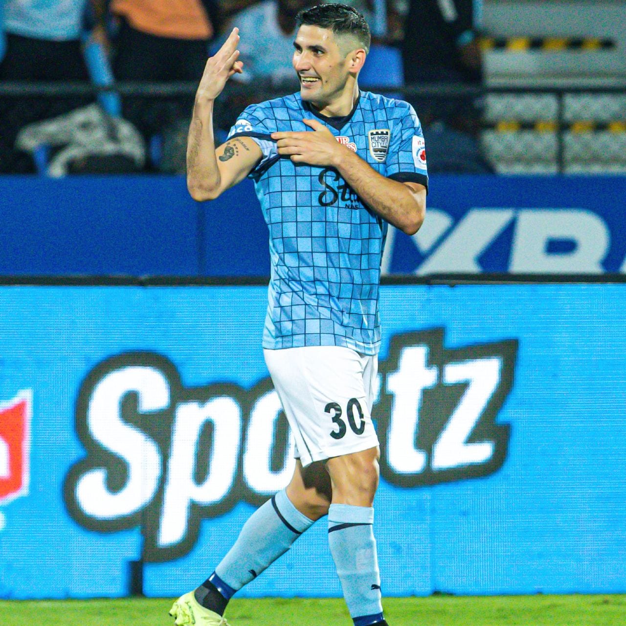 এ বারের আইএসএলে সর্বাধিক গোল স্কোরারের পুরস্কার কার ঝুলিতে উঠবে, অনেকটা পথ বাকি। গোল সংখ্যা এবং অ্যাসিস্ট মিলিয়ে আপাতত শীর্ষে রয়েছেন জর্জ দিয়াজ। আর্জেন্টিনার এই ফুটবলার খেলেন মুম্বই সিটি এফসিতে। তিনি গোল করেছেন ৯টি। (ছবি : টুইটার)