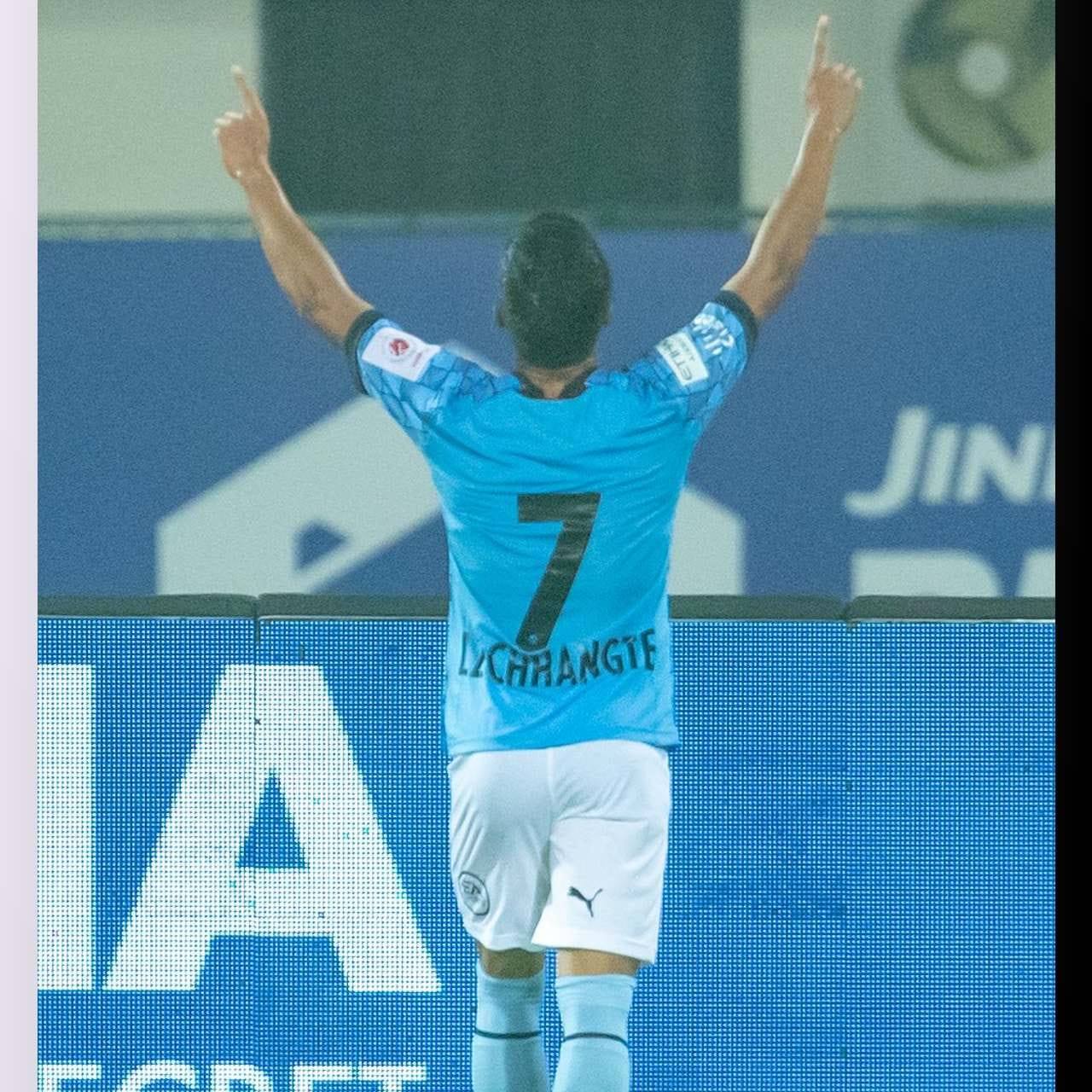 বিদেশিদের ভিড়ে দৌড়ে রয়েছেন ভারতের এক তরুণ স্ট্রাইকার লালিয়ানজুয়ালা ছাংতে। ৮টি গোল, ৪টি অ্য়াসিস্ট। এক ম্যাচ বেশি খেলায় মরিসিও, স্লিসকোভিচের থেকে সামান্য় পিছিয়ে। তাঁর দল মুম্বই সিটি এফসি অবশ্য পয়েন্ট তালিকায় শীর্ষে। (ছবি : টুইটার)