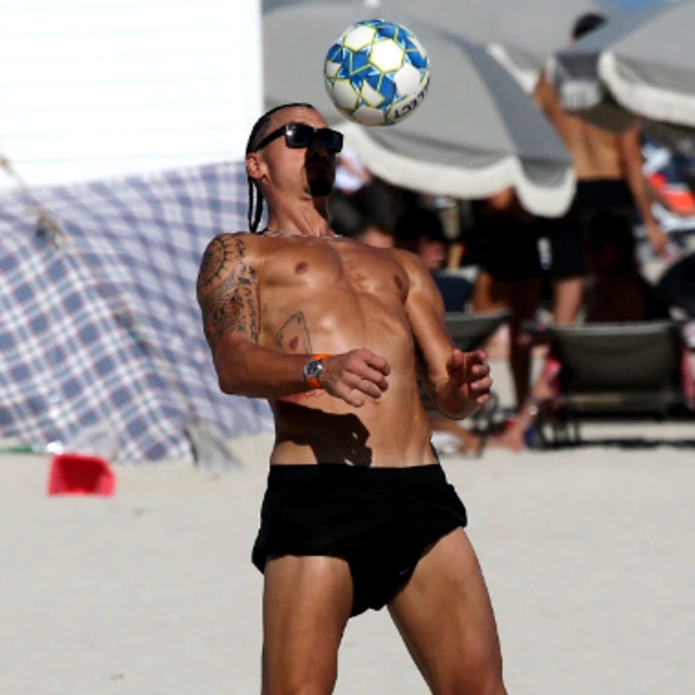 হাঁটুর সার্জারির কারণে এসি মিলানের হয়ে মাঠে নামতে পারেননি। বর্তমানে তিনি একদম সুস্থ। ঘরোয়া লিগের পাশাপাশি চ্যাম্পিয়ন্স লিগের ম্যাচ লক্ষ্য করে এগোচ্ছেন।(ছবি:টুইটার)