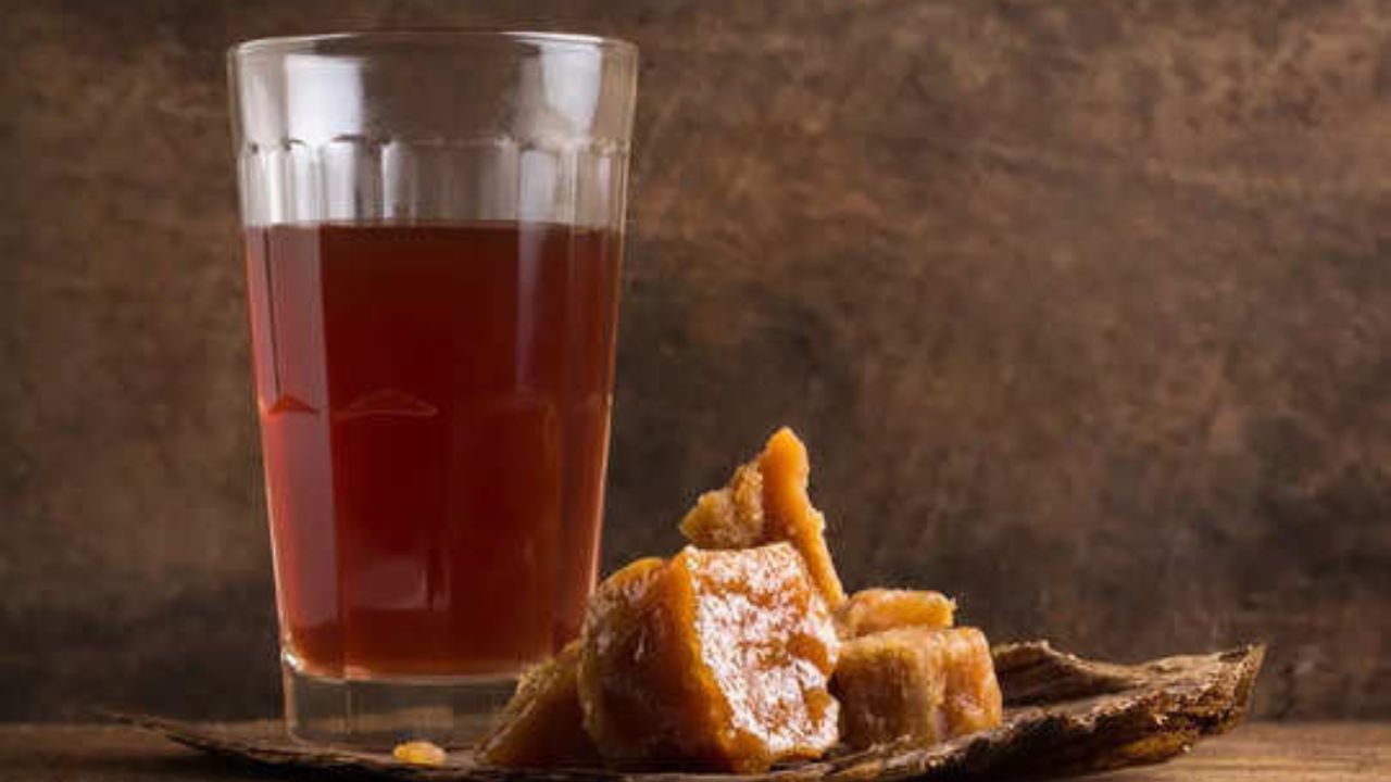 Benefits Of Jaggery Drink: খালি পেটে এভাবে গুড় জল খেলে মেদ গলে ছিপছিপে হবেন এই শীতেই! ফিট থাকবে ফুসফুসও