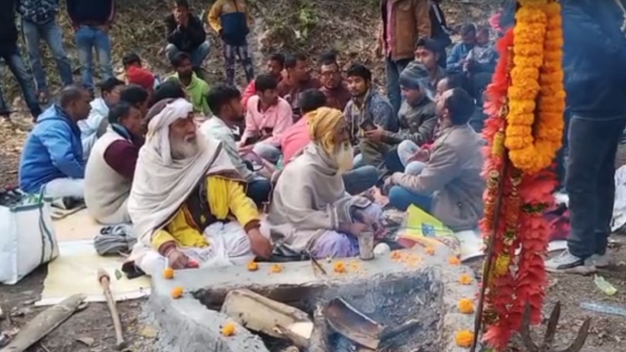 বৈকন্ঠপুরের জঙ্গলের এই এলাকা আসলে হাতির করিডর। দিনে রাতে যখন তখন বৈকন্ঠপুর থেকে গজলডোবা হয়ে সরস্বতীপুর চা বাগান কিংবা কাঠামবাড়ির দিকেও হাতি  চলাচল করে। তবুও হাতির ভয়কে উপেক্ষা করেই প্রতি বছর এই পুজো উপলক্ষ্যে মেলা বসে। 