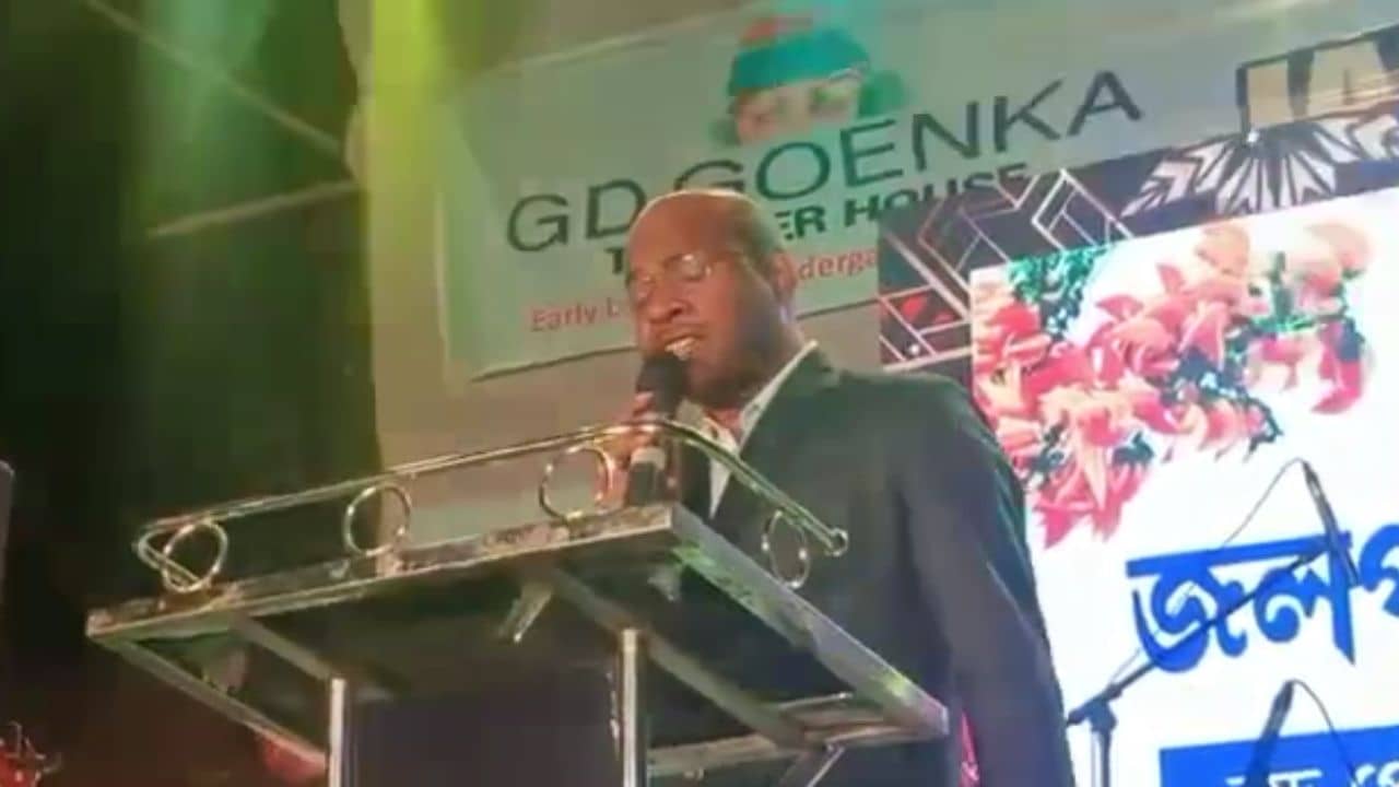 Jalpaiguri SP: সরস্বতী পুজোর অনুষ্ঠানে গান গেয়ে আসর মাতালেন পুলিশ সুপার