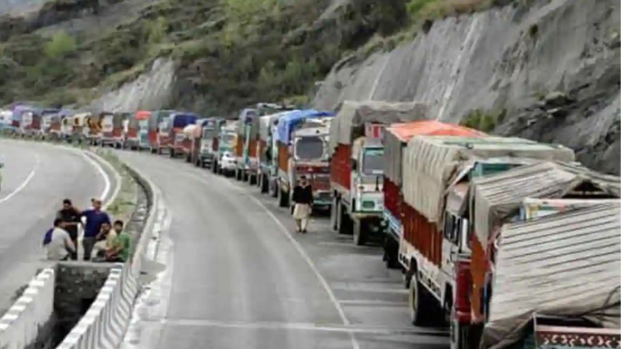 Jammu-Srinagar Highway: ধসের জেরে বন্ধ জম্মু-শ্রীনগর হাইওয়ে, মাঝপথে আটকে ৬০০-র বেশি গাড়ি