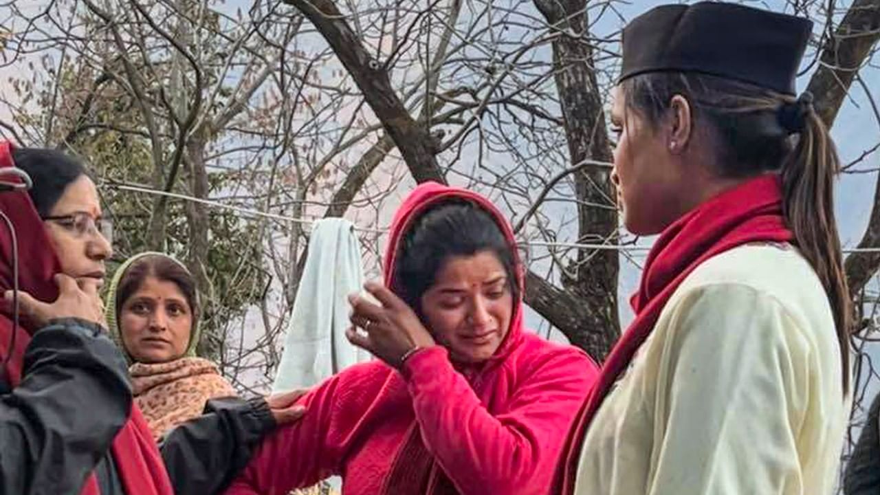 এদিকে সরকার মুখ ফেরায়নি রাজ্য ও কেন্দ্র সরকার। রাজ্য সরকারের এই গৃহহীন পরিবারকে আগামী ছয় মাস বাড়ি ভাড়া বাবদ ৪ হাজার টাকা করে দেওয়ার ঘোষণা করেছে। তবে নগরায়ণের খেসারত গুনতে হচ্ছে এই সাধারণ মানুষগুলিকে। ১৯৭৬ সালেই বিশেষজ্ঞরা জানিয়েছিলেন, জোশীমঠের মোট আয়ু ১০০ বছর। তবে সেই ডেডলাইনের আগেই ৫০ বছরের মধ্যে জোশীমঠ ধূলিসাৎ হয়ে যাবে তা কল্পনা করতে পারেননি কেউই। (ছবি সৌজন্যে: PTI)