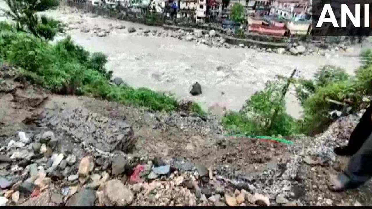  কর্ণপ্রয়াগে ধস। ছবি সৌজন্য: এএনআই টুইটার। 