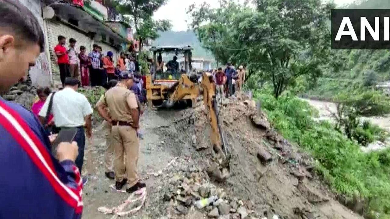 জোশীমঠ বিপর্যয়ের পুনরাবৃত্তির আশঙ্কায় ইতিমধ্যে বহুগণা নগর এলাকার অনেকেই ঘর ছাড়তে শুরু করেছেন। প্রশাসনের তরফেও অনেককে অন্য জায়গায় স্থানান্তরিত করা হয়েছে। ছবি সৌজন্য: এএনআই টুইটার।