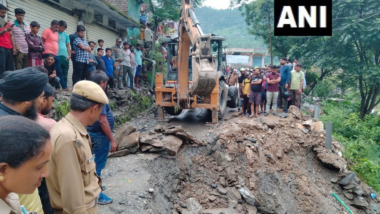 যে সমস্ত বাড়িতে ফাটল দেখা দিয়েছে, সেই সমস্ত পরিবারের অনেককে স্থানীয় প্রশাসনের তরফে অস্থায়ীভাবে থাকার জায়গা দেওয়া হয়েছে। ছবি সৌজন্য: এএনআই টুইটার।