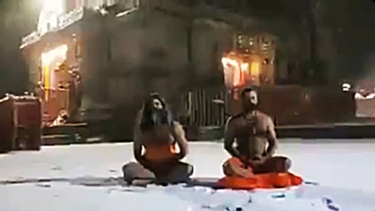 Video: তুষারঝড়, মাইনাস ১০ ডিগ্রি,  কেদারনাথে ভোর ৩টেয় খালি গায়ে ধ্যানে মগ্ন দুই যোগী, না দেখলে বিশ্বাস হবে না