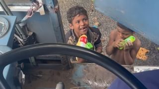 Watch Video: স্ন্যাকস, বিস্কুটের প্যাকেট দিতেই লুফে নিল চারটি ছোট্ট হাত, ওদের মুখের হাসি দেখে মন গলবে আপনারও