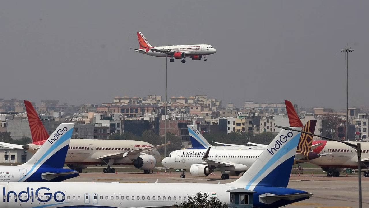 Kolkata Airport : মাঝ আকাশে আচমকা বমি কেবিন ক্রুর, কলকাতা বিমানবন্দরে জরুরি অবতরণ বিমানের