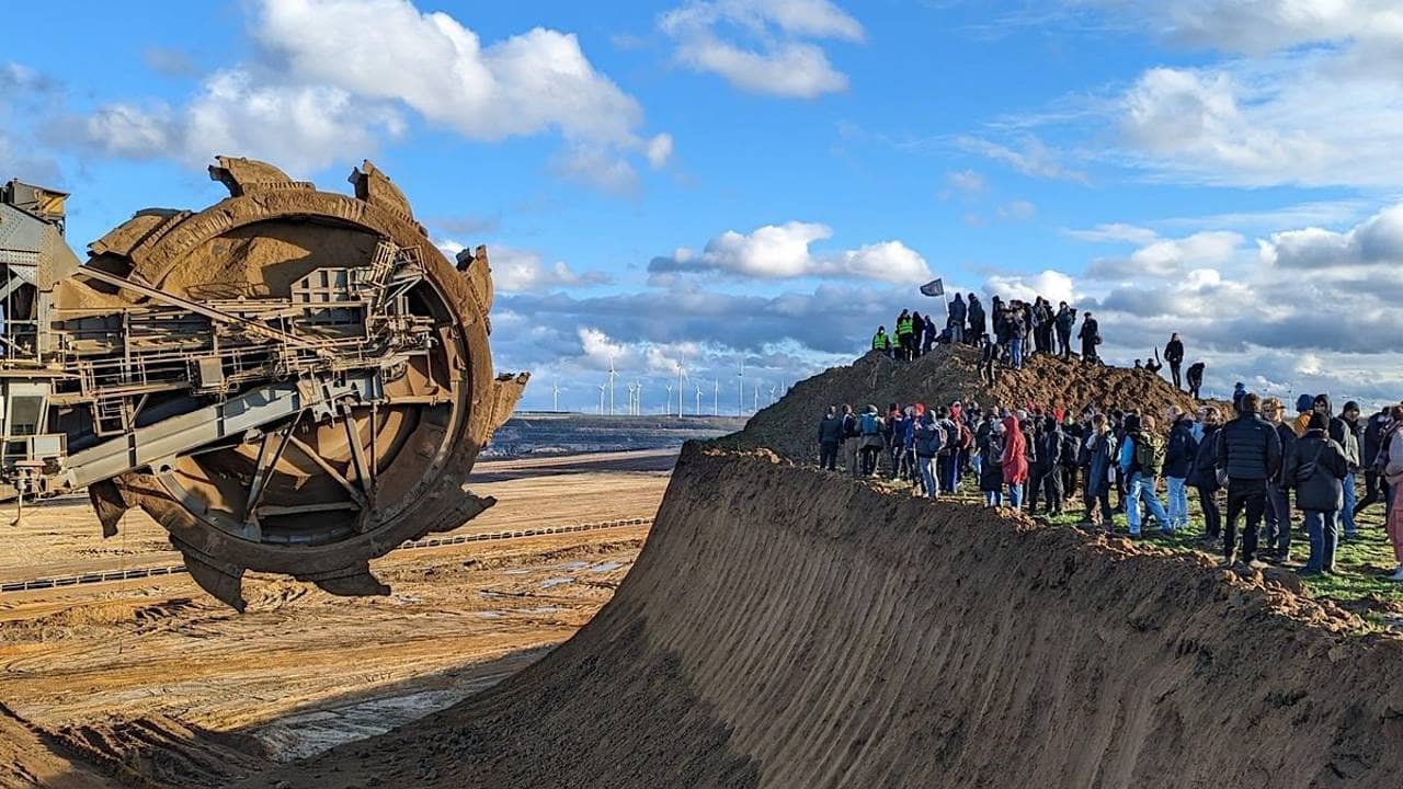 Germany: খনি সম্প্রসারণের জন্য খালি করা হচ্ছে জার্মানির এই গ্রাম, শেষ সম্বলটুকু বাঁচাতে বুক চিতিয়ে লড়ছেন বাসিন্দারা