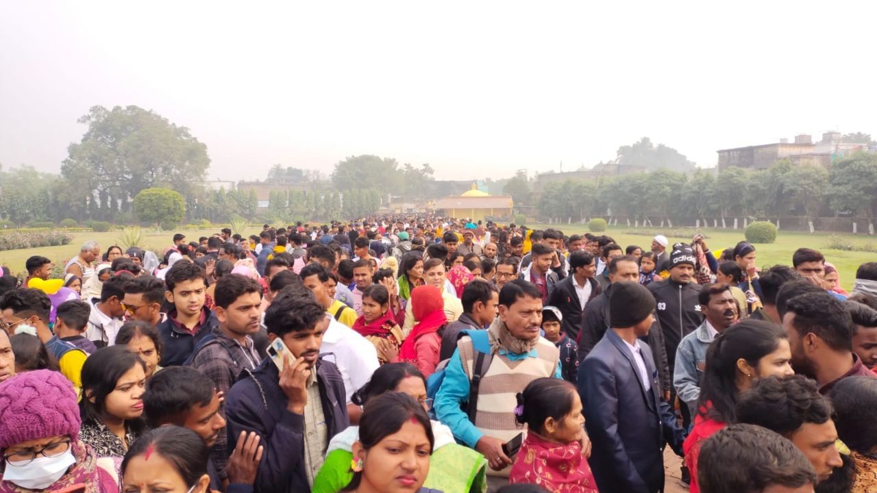 নতুন বছরের প্রথম দিন সব ঘোরার জায়গাগুলিতে তিল ধারনের জায়গা নেই।