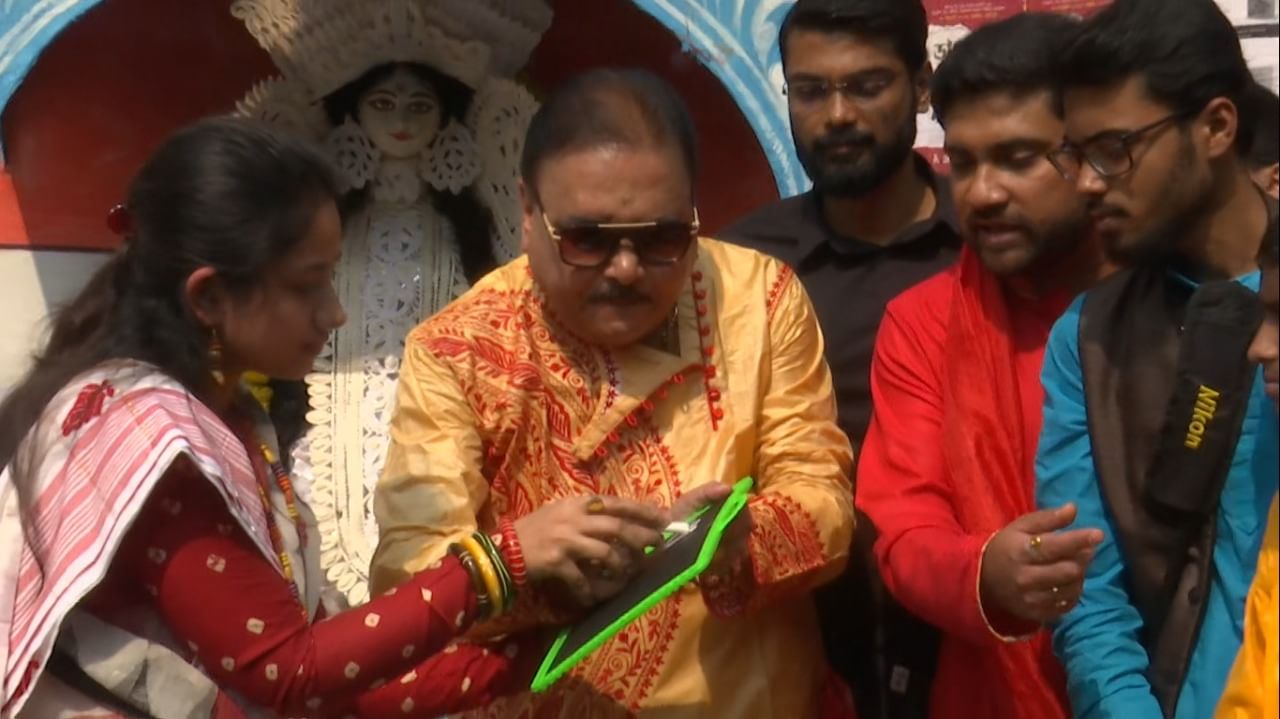 Madan Mitra: প্রেসিডেন্সির বন্ধ গেটের বাইরে TMCP-র সরস্বতী পুজো, 'হাতেখড়ি' দিলেন মদন