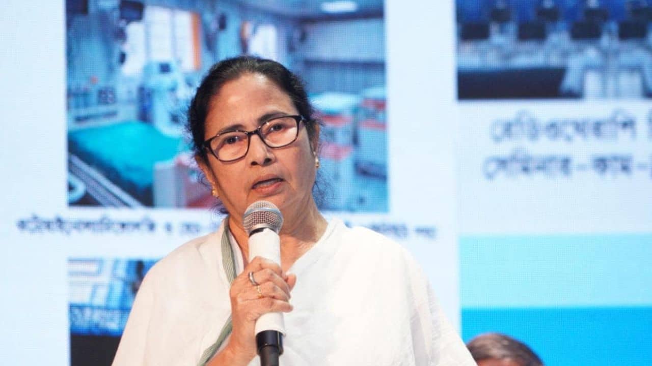 Mamata Banerjee: ভাল করে বলছি শুনুন কী করেছে চালাকিটা... হিসাব কষে মধ্যবিত্তদের আয়কর বোঝালেন মমতা