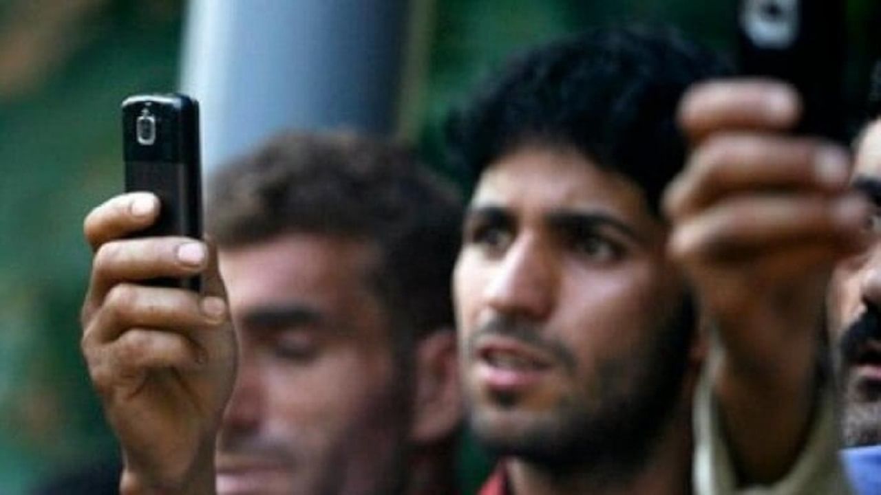 Pakistan Mobile Crisis: নেই ইন্টারনেট, অকেজো মোবাইল, খেলনার মতো ফোন বিক্রি হবে পাকিস্তানে! পরিসংখ্যান তুলে ধরে চিনের ঠাট্টা