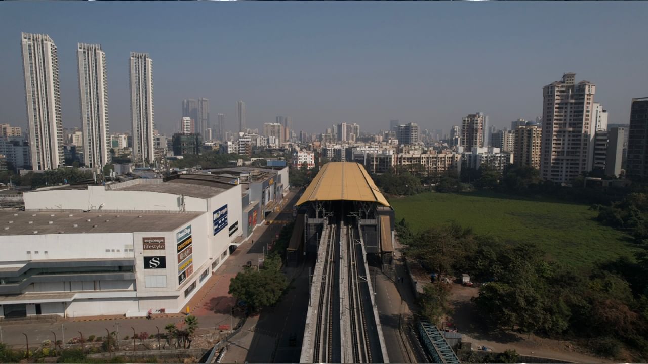 দুটি মেট্রো লাইনই ২০ জানুয়ারি জনসাধারণের জন্য খুলে দেওয়া হবে। লাইন ২এ-তে প্রথম মেট্রোটি আন্ধেরি পশ্চিম স্টেশন থেকে সকাল ৬টায় ছাড়বে। শেষ ট্রেনটি রওনা দেবে রাত ৯টা বেজে ২৪ মিনিটে। 