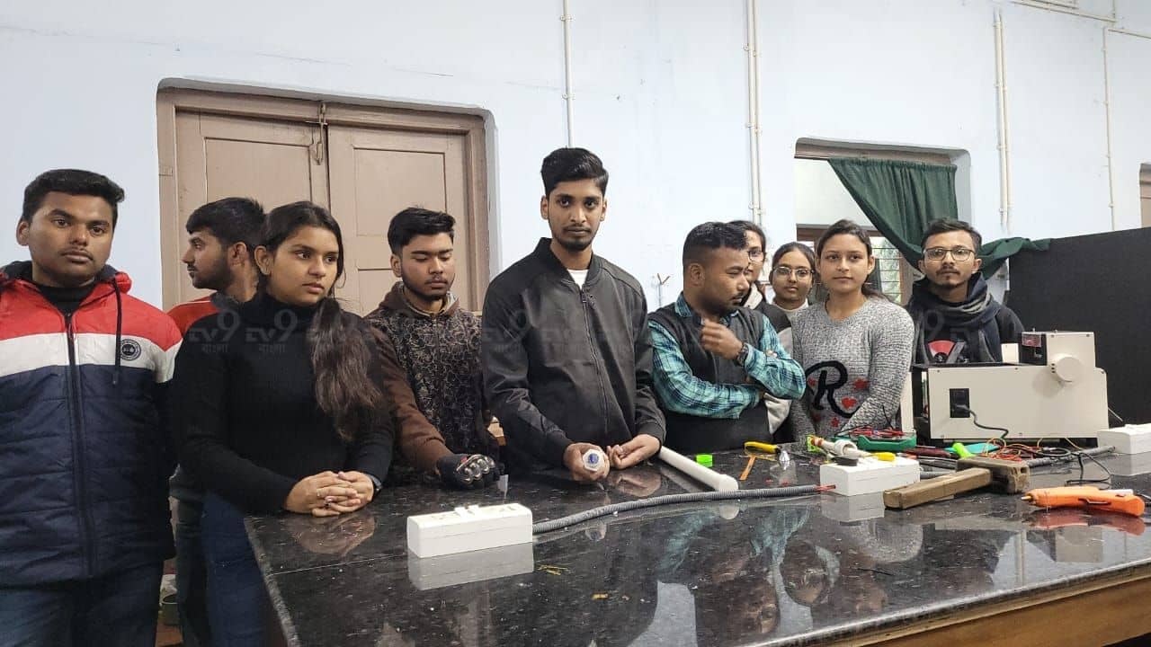Raiganj University: গ্লাভস পরে ছুঁলেই ১০ হাজার ভোল্টের কারেন্ট, লাল ফৌজকে কুপোকাত করতে ভারতীয় সেনাকে বিশেষ উপহার রায়গঞ্জ বিদ্যালয়ের পড়ুয়াদের