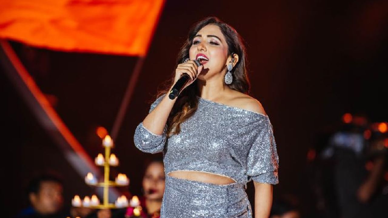 জনপ্রিয় গায়িকা নীতি মোহনের (Neeti Mohan) সুরেলা কন্ঠও শোনা গিয়েছে হকি বিশ্বকাপের উদ্বোধনী অনুষ্ঠানে। (Pic Courtesy - Odisha Sports Twitter)