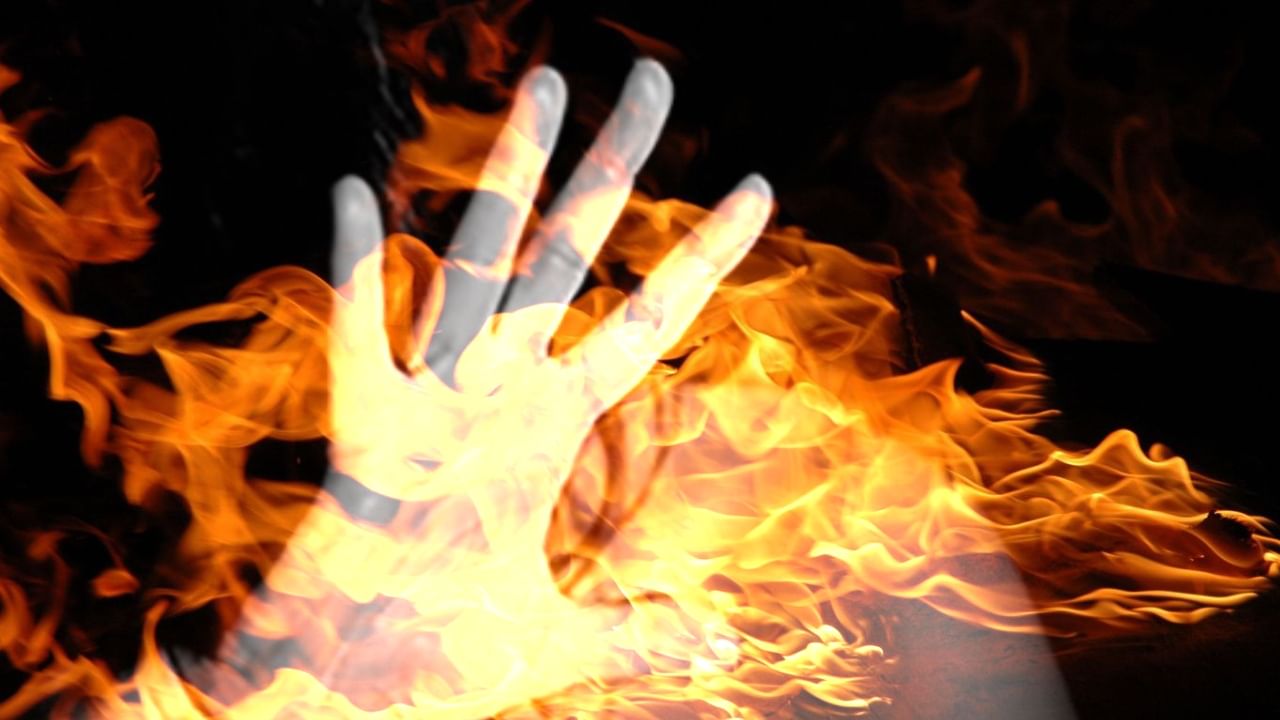 Delhi woman set ablaze: সাতমাসের অন্তঃসত্ত্বার গায়ে পোট্রোল ঢেলে আগুন