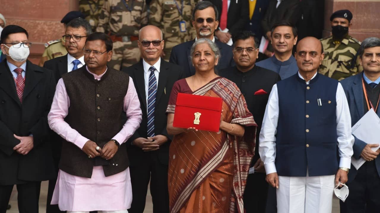 Budget 2023: স্মল সেভিংস স্কিমে বাড়বে সুদের হার? কেন্দ্রীয় বাজেটে সিদ্ধান্ত ঘোষণার সম্ভাবনা