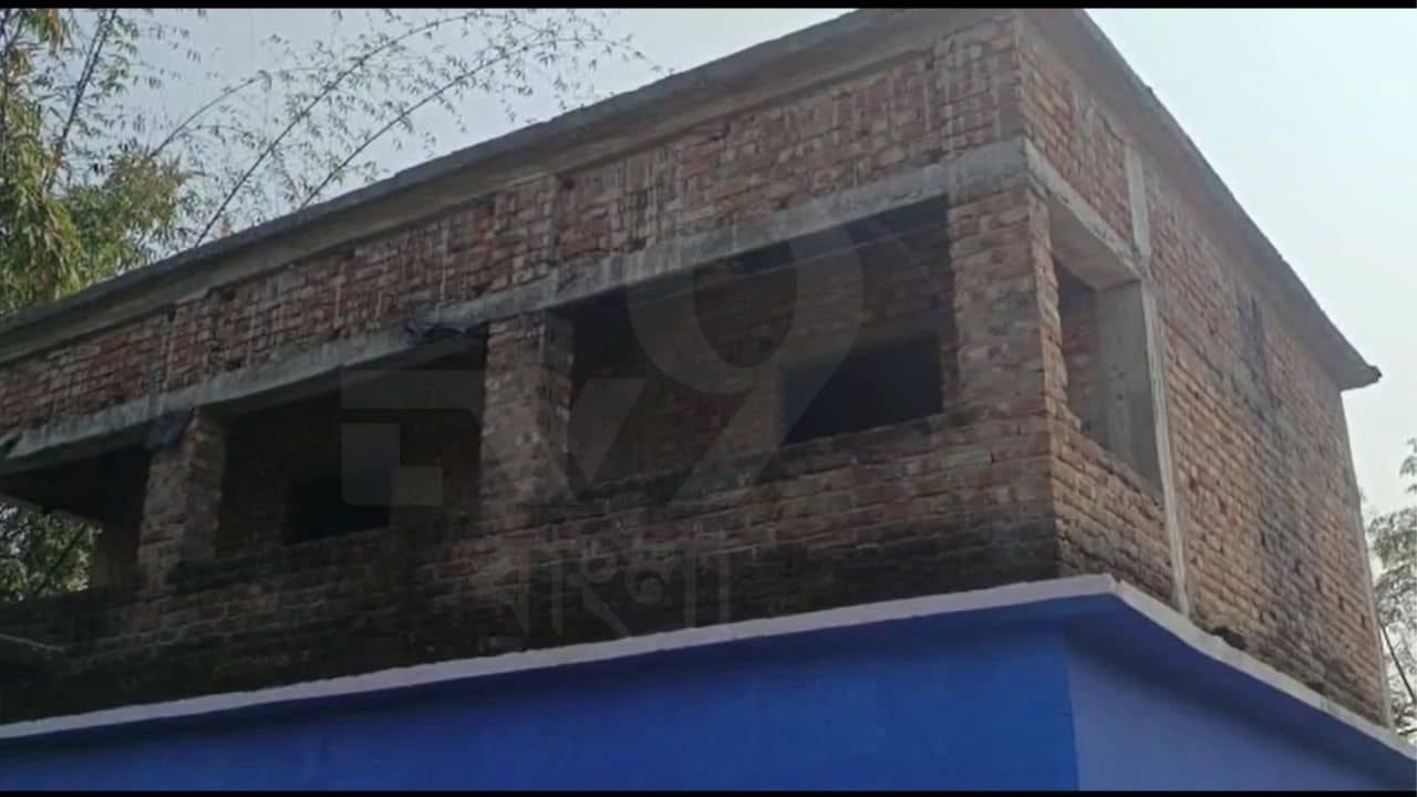 School Chaos: দোতলা আছে, উপরে ওঠার সিঁড়ি নেই; এ কেমন স্কুল বিল্ডিং?