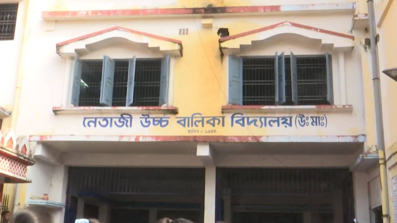 OMR Scam: ২৩ প্রশ্নের উত্তর দিয়ে পেয়েছেন ৫৩, তিন বছরের বেশি শিলিগুড়ির স্কুলে জীবন বিজ্ঞান পড়াচ্ছেন অযোগ্য শিক্ষিকা