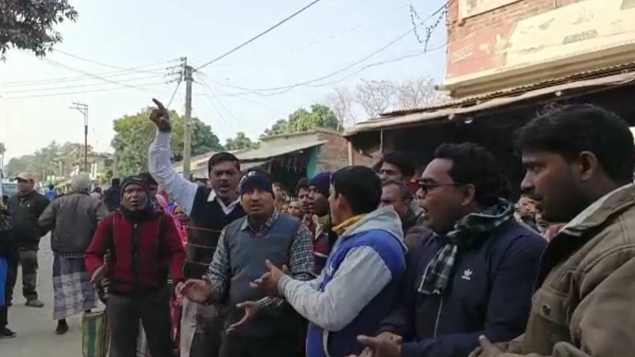 PM Awas Yojana : আবাসে বঞ্চিত যোগ্য উপভোক্তারা, মালদায় কেন্দ্রীয় টিমের সামনেই বিক্ষোভ গ্রামবাসীর