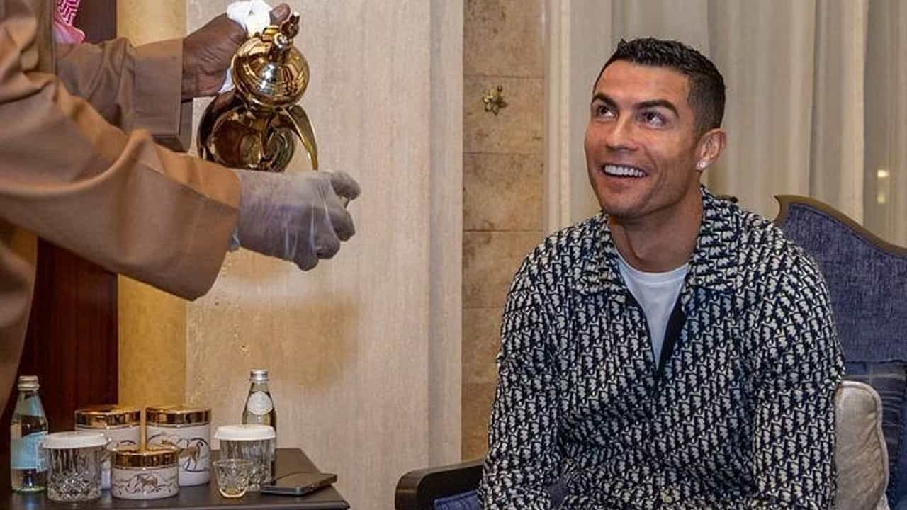 Cristiano Ronaldo: রাঁধুনি খুঁজছেন রোনাল্ডো, মাস মাইনে কত জানেন? Cristiano Ronaldo: রাঁধুনি খুঁজছেন রোনাল্ডো, মাস মাইনে কত জানেন?